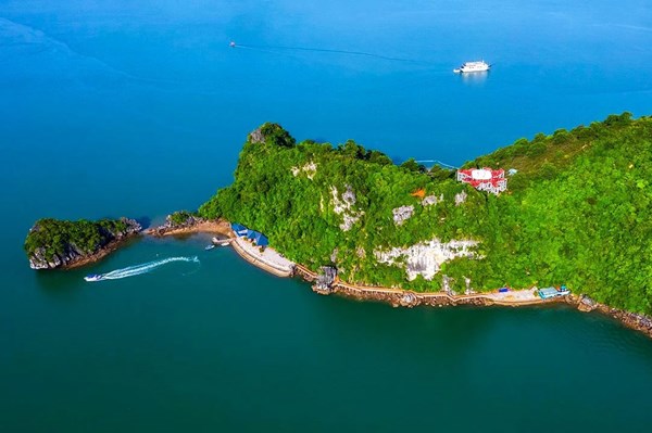 Vịnh Hạ Long tạm dừng đón khách tại bãi tắm Soi Sim