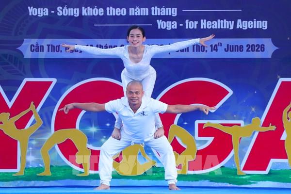 Tổng Lãnh sự Ấn Độ cùng hàng trăm người dân xuống đường tập Yoga