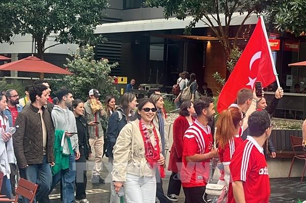 World Cup 2026: Người hâm mộ tiếp lửa cho trận cầu giữa Australia và Thổ Nhĩ Kỳ