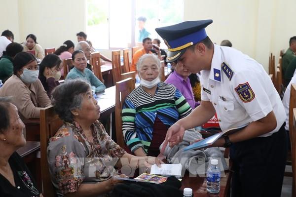 Vĩnh Long: Cảnh sát biển đồng hành, tặng quà và khám bệnh cho ngư dân