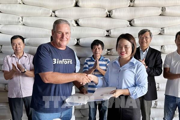 Doanh nghiệp Việt Nam bàn giao 1.200 tấn gạo cho đối tác Cuba
