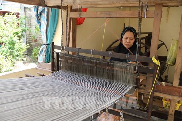 Vũ điệu sắc màu từ khung cửi trăm năm của người Chăm An Giang