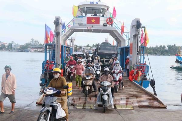 Đà Nẵng đưa cặp phà vỏ thép 30 tấn vào hoạt động