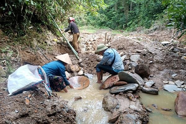Sau loạt bài của TTXVN, Nghệ An chỉ đạo làm rõ tình trạng “vàng tặc” ở Yên Na