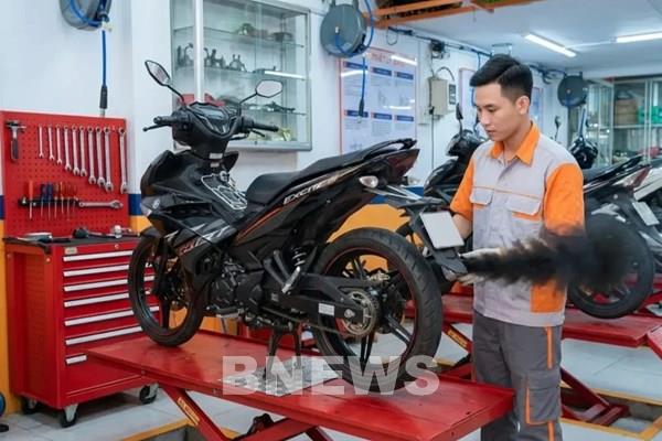 Xe máy ra khói đen, cần xử lý sớm