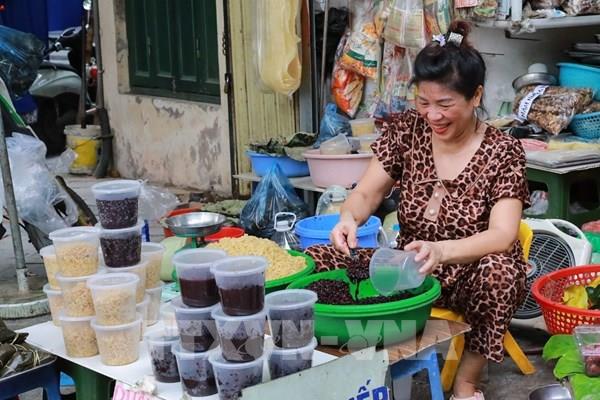 Thị trường Tết Đoan Ngọ sôi động, sức mua tăng mạnh