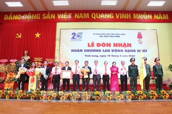 Từ trường cao đẳng cộng đồng đến Huân chương Lao động hạng Nhất