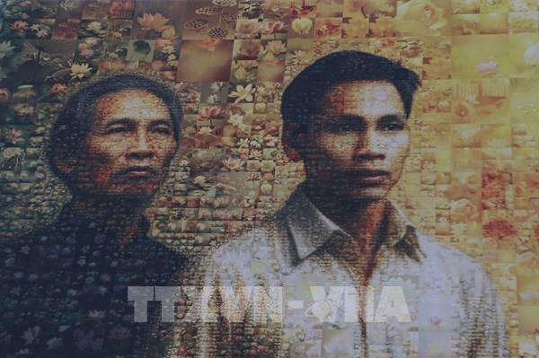 Bức chân dung “Nguyễn Tất Thành và thân phụ” được làm từ hơn 15.000 hình hoa sen
