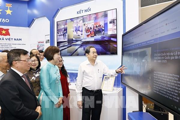Chủ tịch Quốc hội Trần Thanh Mẫn thăm gian trưng bày tại Hội báo toàn quốc năm 2026