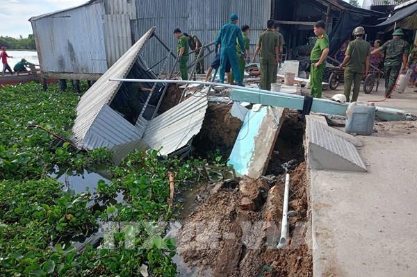 Hỗ trợ các hộ dân có nhà bị chìm xuống sông do sạt lở