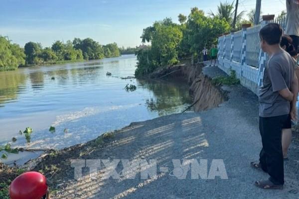 Sạt lở bờ sông Cần Lố khiến tuyến đường dân sinh bị chia cắt