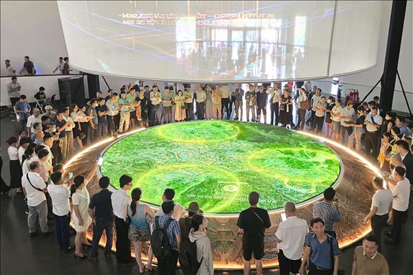 Trình chiếu Mapping 3D thu hút người dân xem quy hoạch triển lãm Hà Nội 100 năm