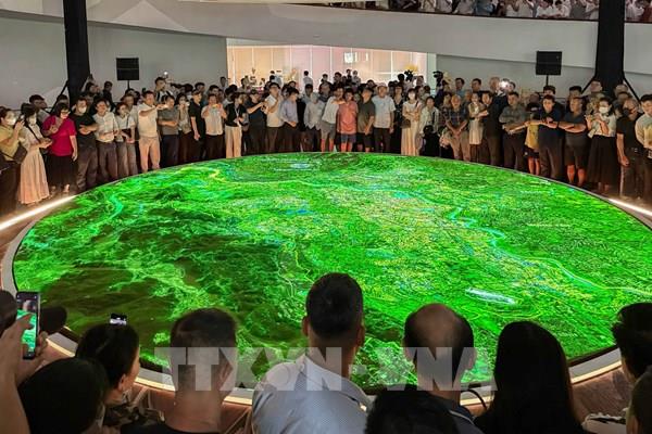 Đông đảo người dân tham quan Triển lãm quy hoạch Hà Nội tầm nhìn 100 năm