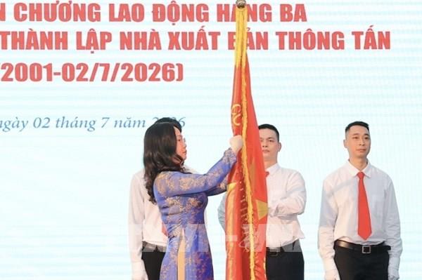 Nhà xuất bản Thông tấn đón Huân chương Lao động hạng Ba