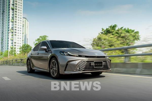 Toyota Việt Nam bất ngờ giảm 140 triệu đồng cho Camry Hybrid Premium