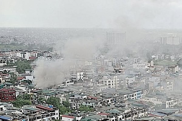 Cháy nhà 4 tầng ở Hà Nội, nghi có người mắc kẹt