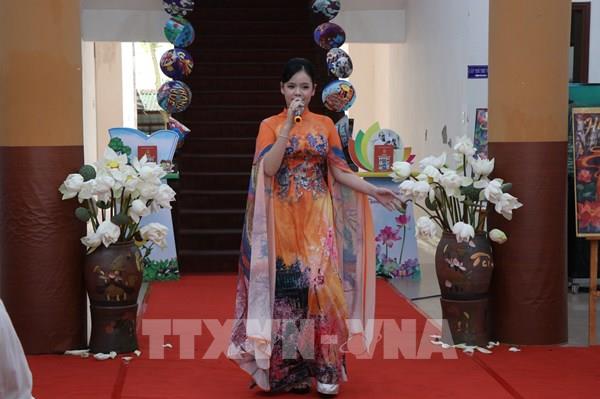 Khi áo dài Huế bước vào không gian số cùng những trang sách