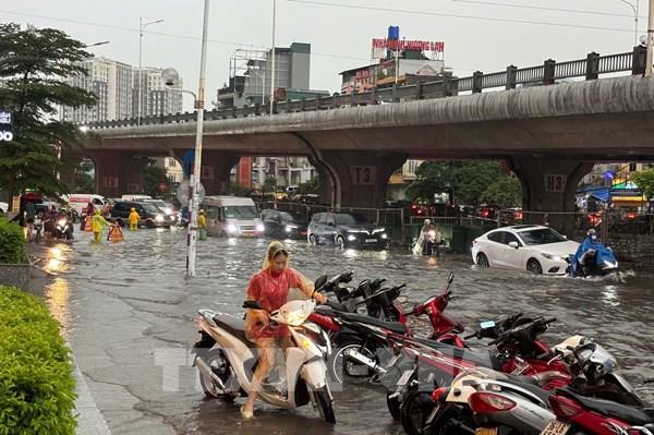Hà Nội kịp thời tiêu thoát nước tại các điểm ngập úng cục bộ do mưa lớn