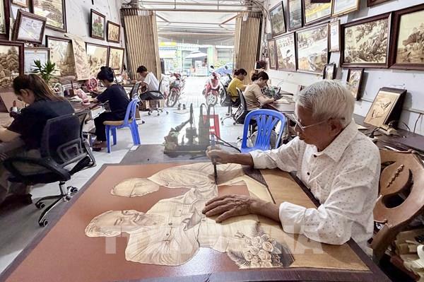 Nghệ nhân 84 tuổi và hành trình đốt lửa vẽ 100.000 bức tranh lá