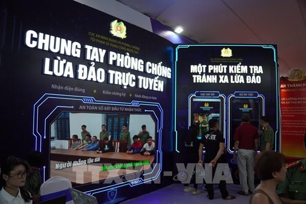 Nhận diện bẫy lừa đảo trực tuyến qua triển lãm “Bức tường An ninh mạng”