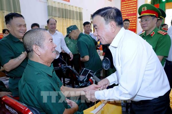 Thường trực Ban Bí thư Trần Cẩm Tú thăm, tặng quà tại Trung tâm điều dưỡng thương binh Nghệ An
