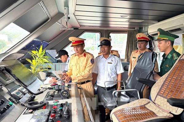 Kiểm soát an toàn phương tiện vận tải khách tuyến Sa Kỳ - Lý Sơn ​