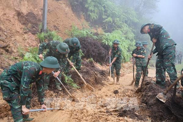 Bộ đội Lào Cai giúp nhân dân khắc phục hậu quả mưa lũ