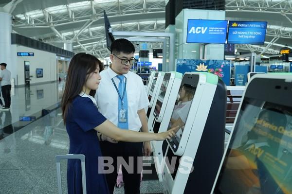 Thử nghiệm kiosk tự động làm thủ tục và ký gửi hành lý cho chuyến bay quốc tế tại Nội Bài