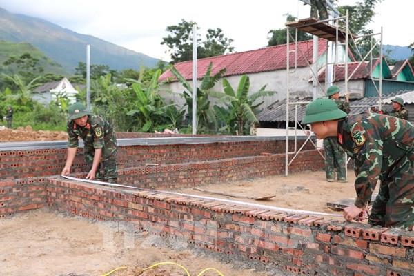 Bộ đội thần tốc xây nhà cho người dân vùng lũ Mường Than