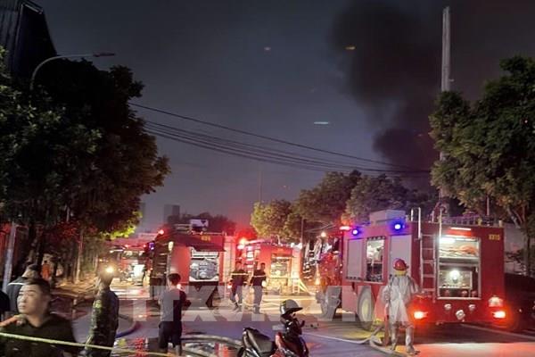 Hà Nội: Cháy lớn tại Tân Triều Mới, nhiều bình gas được đưa ra khỏi hiện trường