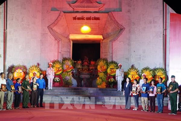 Lễ thắp nến tri ân các Anh hùng liệt sĩ cấp Quốc gia tại Nghệ An