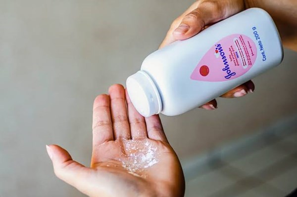 Johnson & Johnson chi 5,5 tỷ USD dàn xếp hàng chục nghìn vụ kiện phấn rôm gây ung thư
