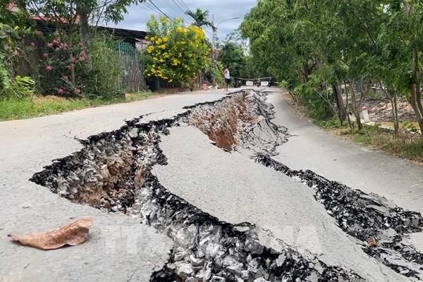 Xác định nguyên nhân vụ sụt lún tuyến đường ven sông ở Quảng Trị