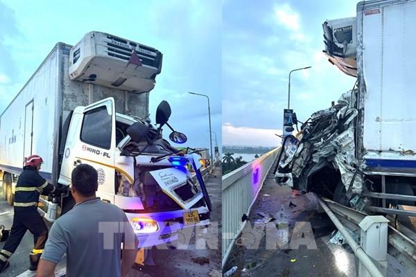 Giải cứu hai tài xế mắc kẹt sau vụ va chạm xe tải trên cầu Thăng Long