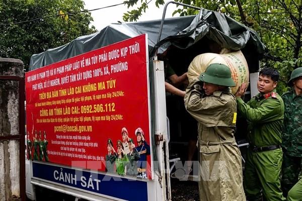 Lào Cai hỗ trợ người dân di dời khỏi khu vực sạt lở do mưa lớn