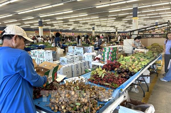 Người tiêu dùng Mỹ đổ xô đến chợ nông sản