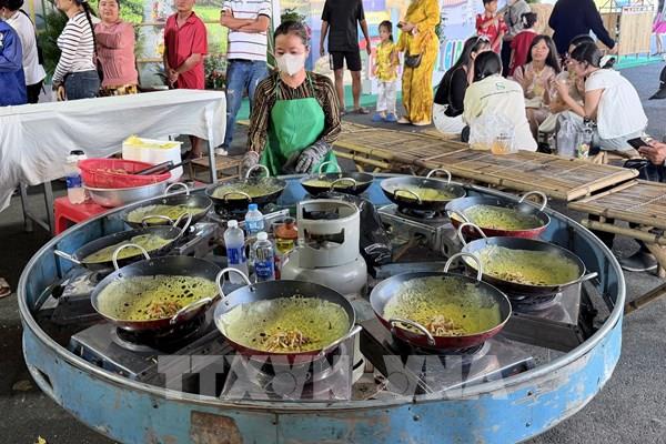 Độc đáo gian hàng 2.000 bánh xèo miễn phí tại An Giang