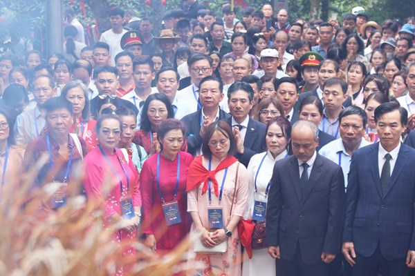 Nghị quyết của Bộ Chính trị về công tác người Việt Nam ở nước ngoài