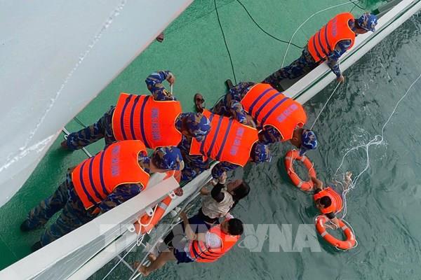 Đã cứu được một trong ba người bị sóng cuốn trôi tại Sơn Trà