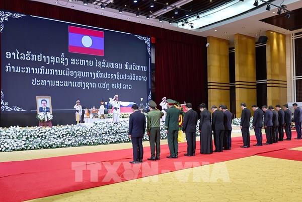 Chủ tịch Quốc hội Trần Thanh Mẫn viếng đồng chí Saysomphone Phomvihane