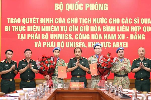 Trao Quyết định cho hai sĩ quan thực hiện nhiệm vụ gìn giữ hòa bình Liên hợp quốc