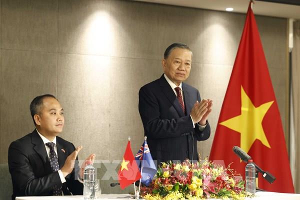 Tổng Bí thư, Chủ tịch nước Tô Lâm gặp gỡ cán bộ, nhân viên Đại sứ quán và cộng đồng người Việt Nam tại New Zealand
