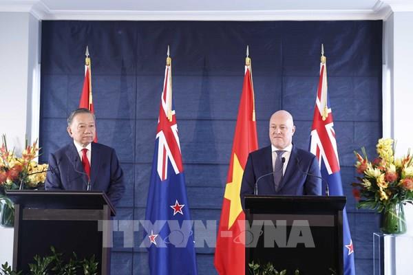 Tổng Bí thư, Chủ tịch nước Tô Lâm và Thủ tướng New Zealand gặp gỡ báo chí và chứng kiến trao các văn kiện hợp tác