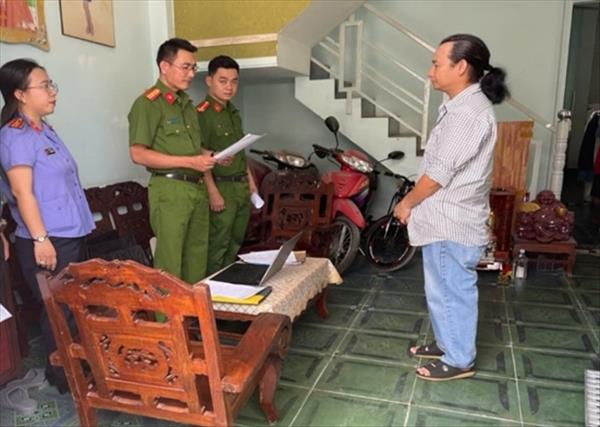 Chủ tiệm giày dép ở Cần Thơ bị khởi tố vì bán hơn 1.500 sản phẩm giả mạo nhãn hiệu
