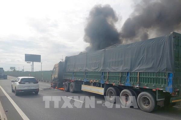 Cháy xe đầu kéo, cao tốc Thành phố Hồ Chí Minh  - Long Thành - Dầu Giây ùn tắc kéo dài