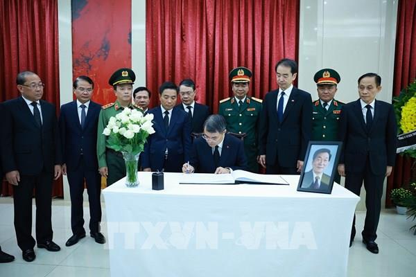 Thủ tướng Lê Minh Hưng dẫn đầu Đoàn đại biểu Đảng, Nhà nước, MTTQ Việt Nam viếng nguyên Thủ tướng Quốc vụ viện Trung Quốc Chu Dung Cơ