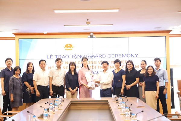 Trao kỷ niệm chương "Vì sự nghiệp Nông nghiệp và Môi trường" cho chuyên gia JICA