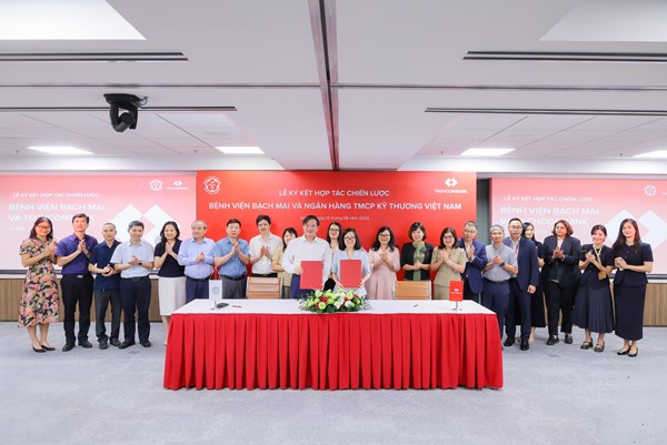 Techcombank “bắt tay” Bệnh viện Bạch Mai xây dựng hệ sinh thái tài chính y tế