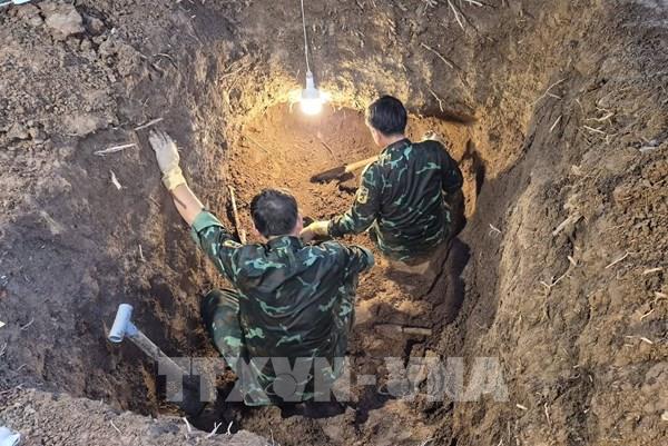 Phát hiện di vật súng, võng dù cùng 44 hài cốt liệt sĩ ở Đồng Tháp