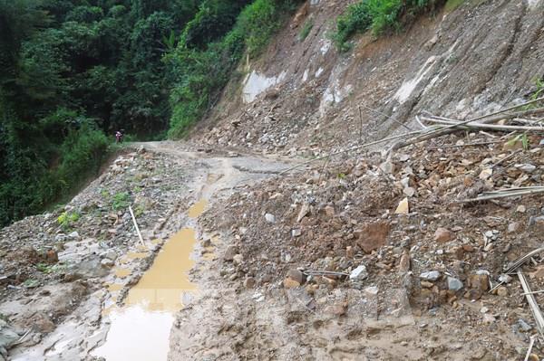 Nghệ An: Mưa lớn gây sạt lở, hàng trăm người dân bản Na Ngân bị cô lập